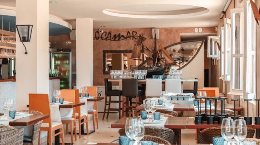 Interior del restaurante Rocamar en el Puerto de Andratx